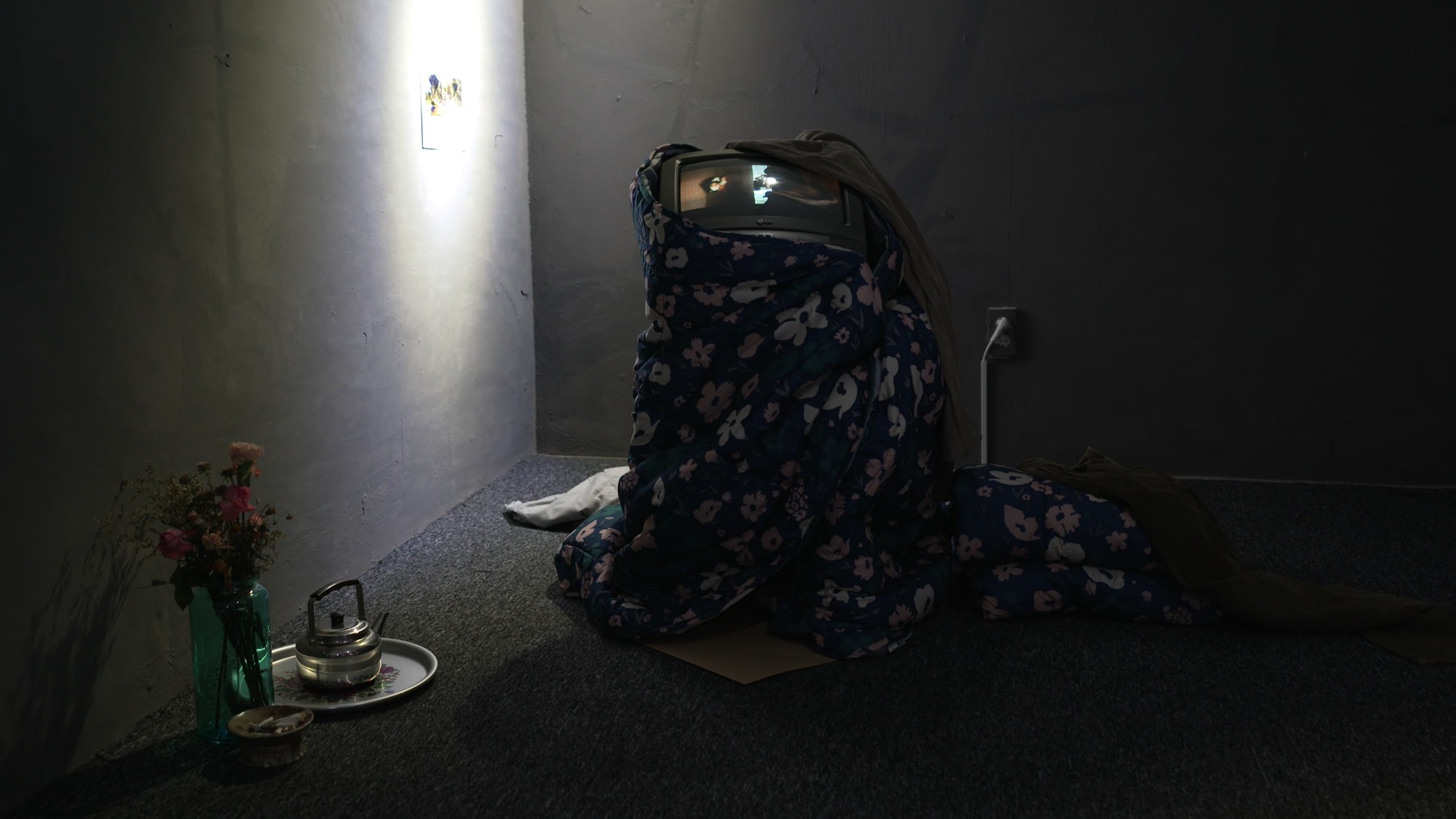 구멍 난 현실4, 2020,설치, 이불옷꽃병재털이주전자와영상(그의기억), 가변 크기