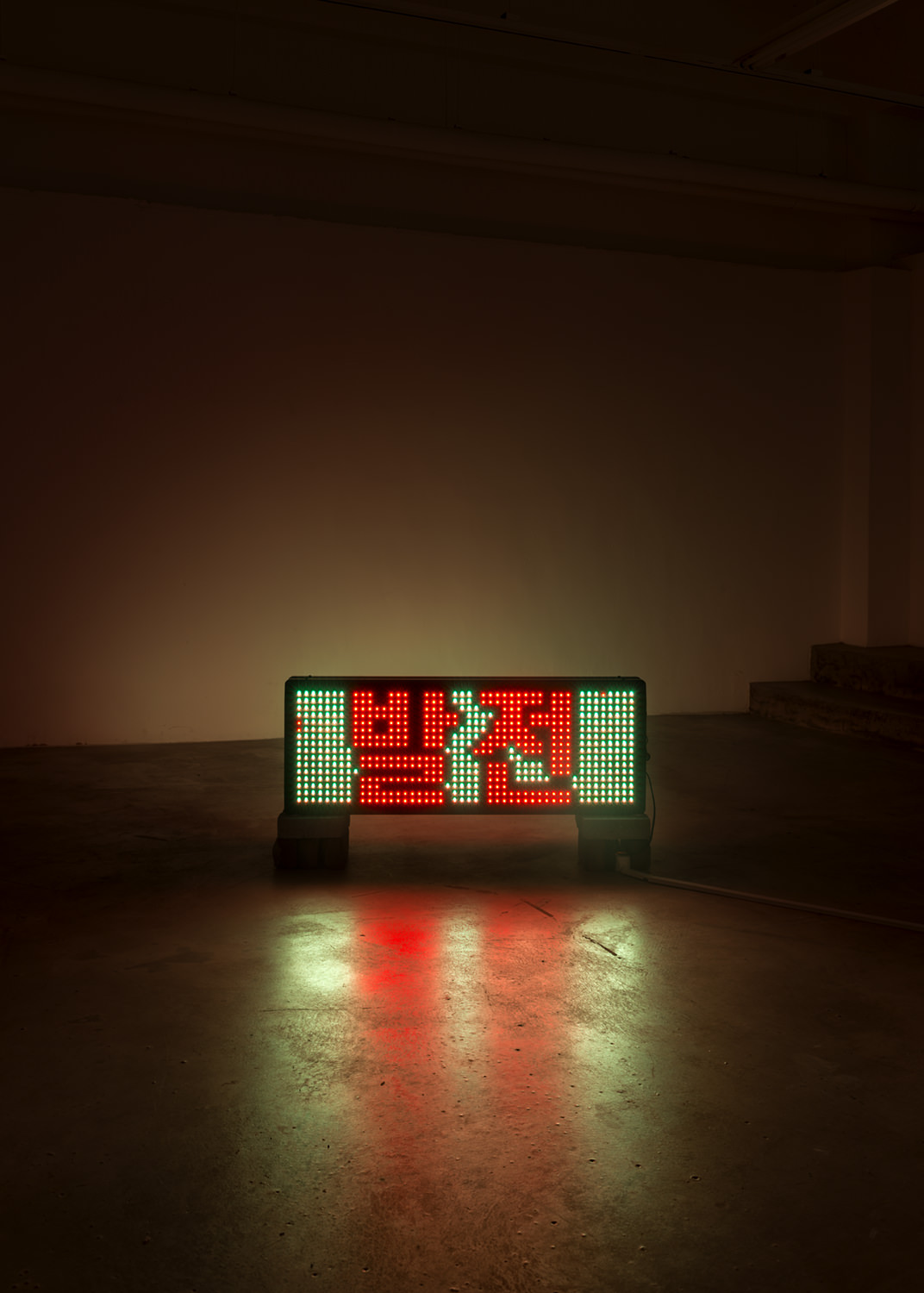 발전 Progress, 2016, LED 전광판, 38×102×10cm