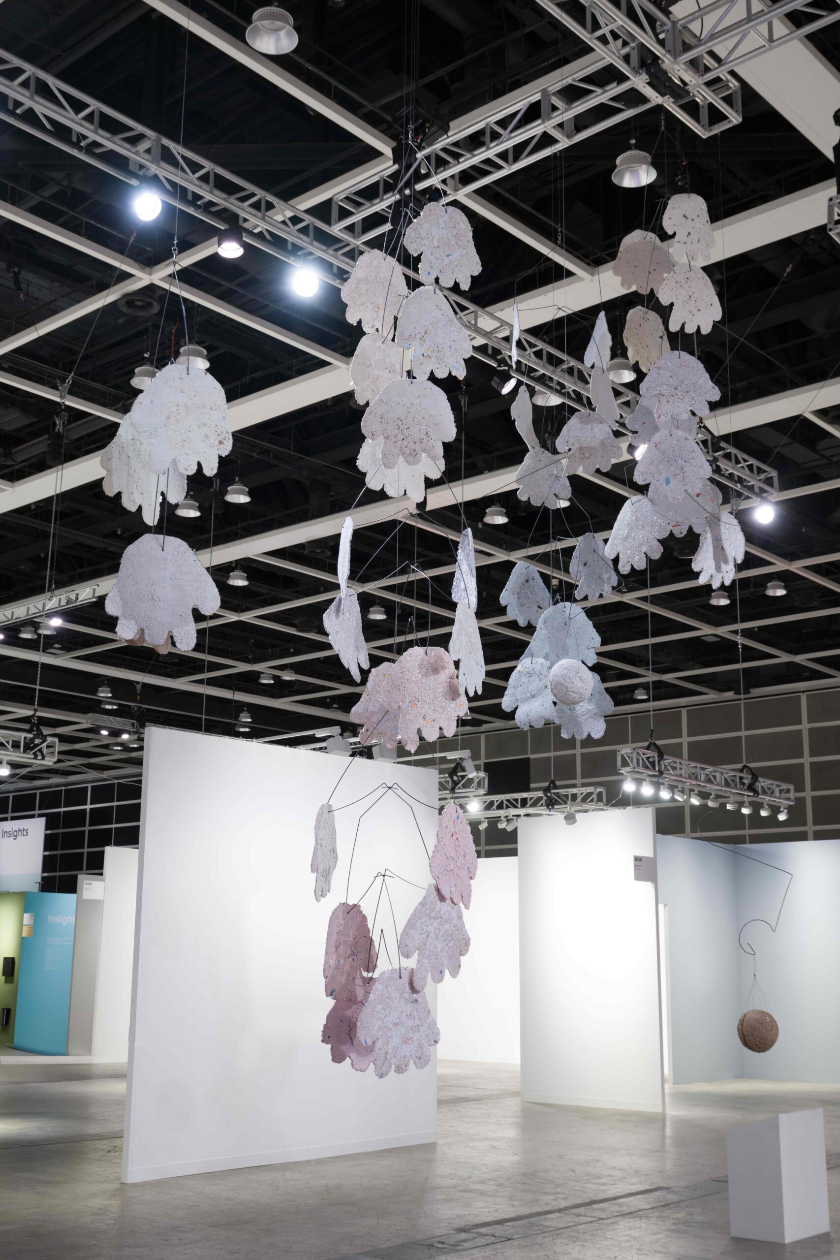 Falling Together in Time, 2025, 폐종이, 전분, 와이어